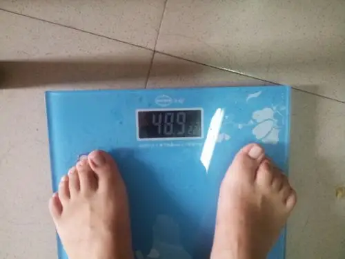 又一次翻百度网盘……98斤称体重时的照片肥嘟嘟的小脚脚哈哈哈哈哈