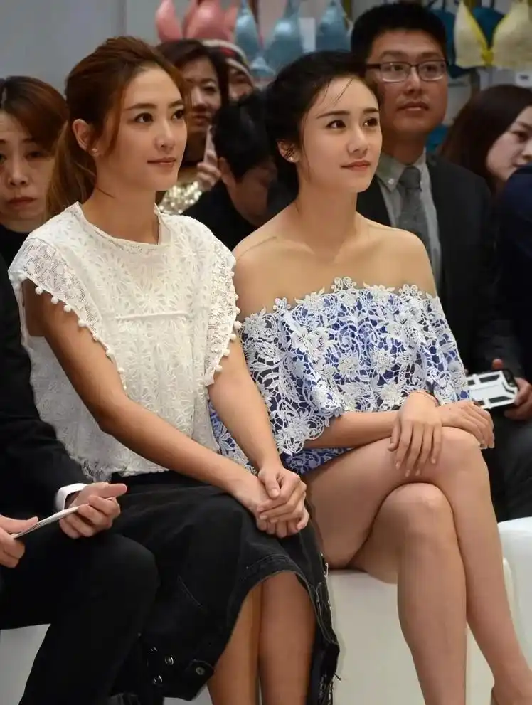 刘芸应采儿同框比美一个蓝装清新甜美一个白装气质优雅