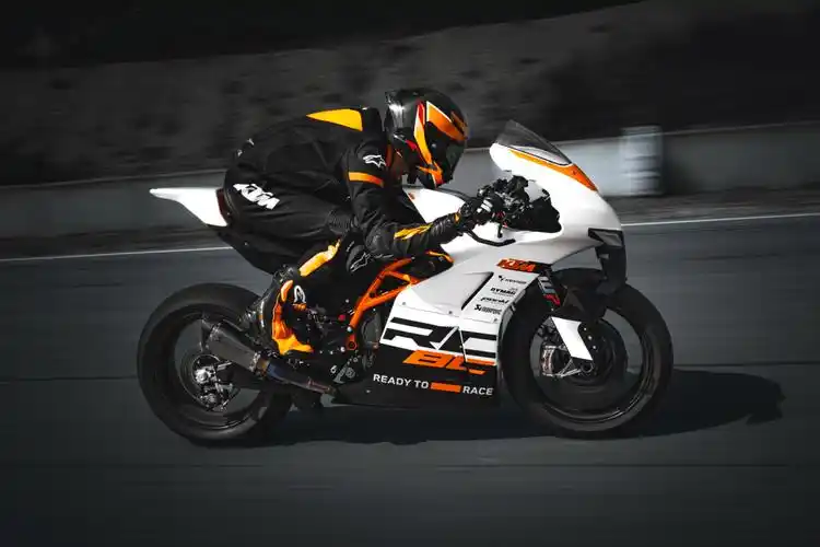 新款ktm rc8c发布,售价约29.9万元_搜狐