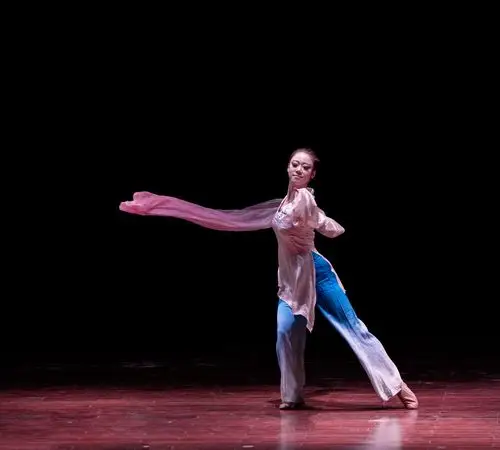 中国古典舞女子独舞《长绸扇舞》