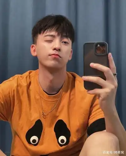 满脸都是胶原蛋白的小奶狗,酷酷的自拍照,帅到迷人的气质超有型