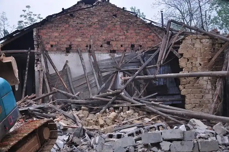 马坪中学师生齐动手拆旧房子 青松的图片