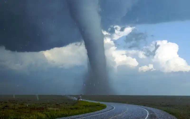 美国龙卷风走廊奇观所到之处寸草不生上万座房屋被摧毁