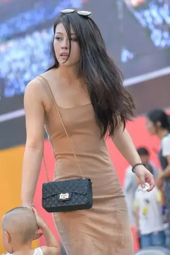 街拍:时尚个性的风韵辣妈,气质迷人非常动人无比