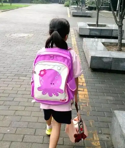 开学第一天难忘女儿的背影