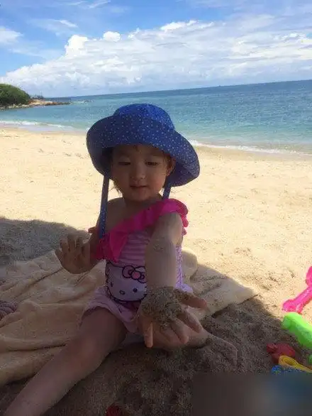 李小鹏晒全家海边度假照 娇妻性感小奥莉呆萌