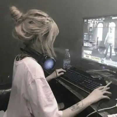 电竞女生头像 高清萝莉戴耳机正在打游戏的电竞女头像_女生头像_美头