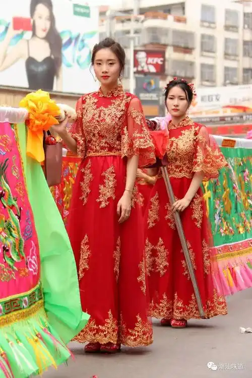 潮阳谷饶上二民俗文化活动这些雅姿娘对着镜头笑得好美