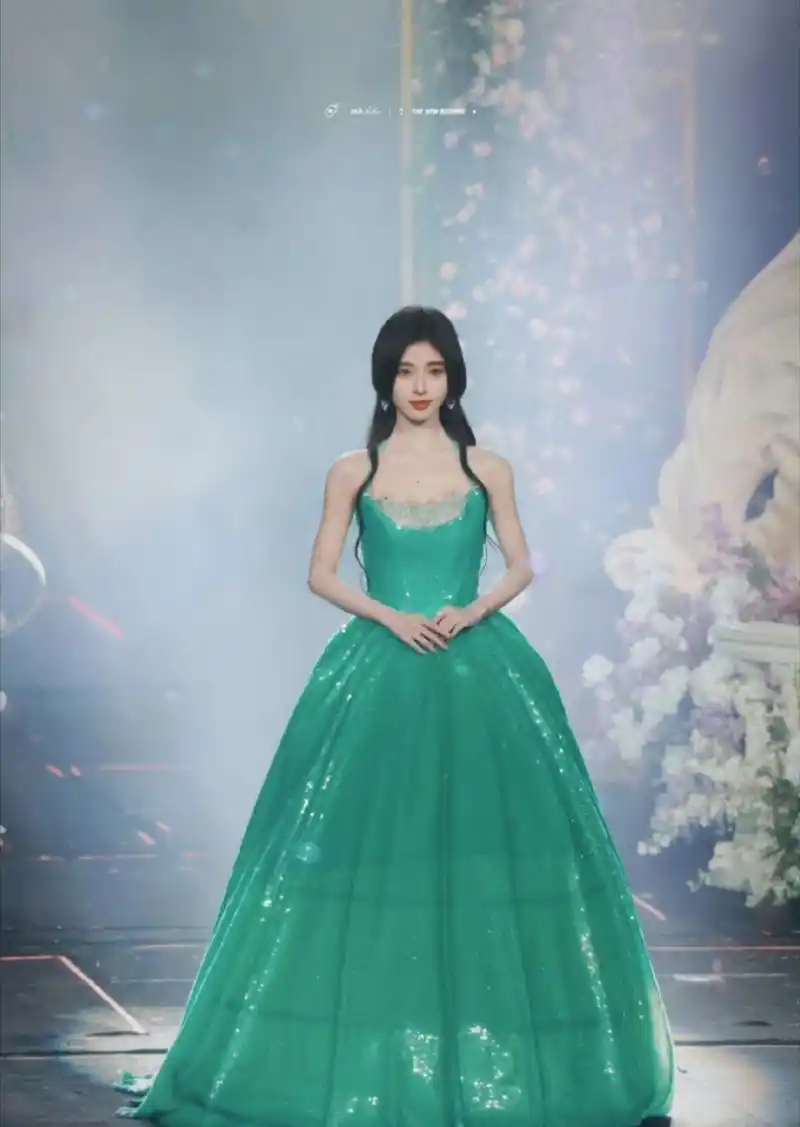 鞠婧祎最近的造型看着好像女版蔡徐坤[笑哭]造型师坏的很