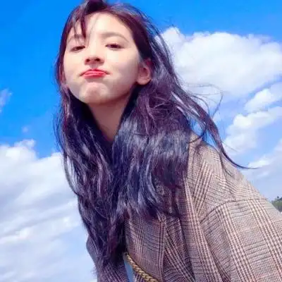 给人一种阳光的头像女生高清图片