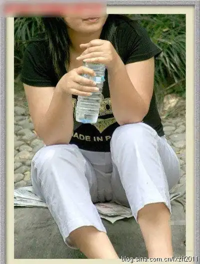 街拍紧身裤美女们下部神秘的百慕大暗沟暴露了