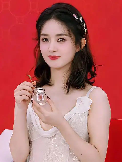 赵丽颖直播惊艳亮相卷发纱裙造型似仙女笑容甜美好元气