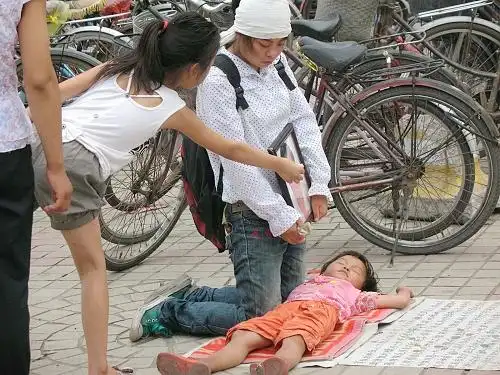 女童横卧街头八大门前出现惊人乞讨者图