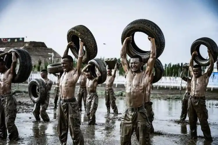 硬汉气质爆棚!这场"泥塘"训练,爱了