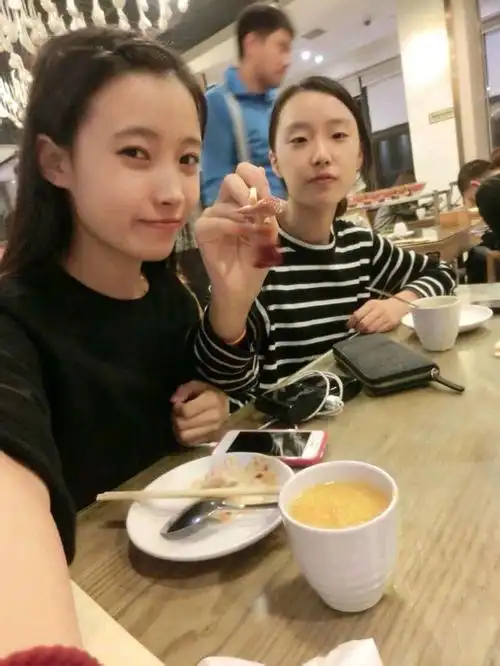 女生最快乐的便是和闺蜜一起吃一起说着秘密