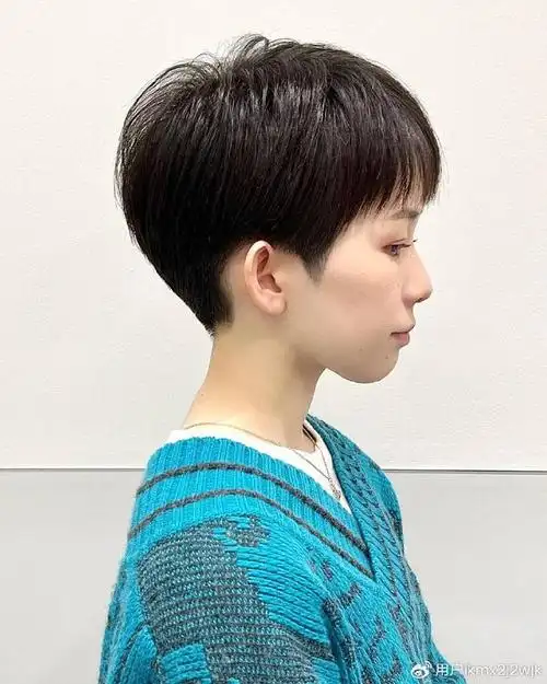 我推荐露耳短发,利落还时尚