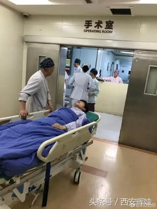 杨洋进手术室照片曝光 网友呼吁尊重艺人隐私