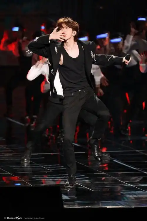 这腿长的 这脸小的 这身材 这脸蛋儿#蔡徐坤ins#|#蔡徐坤