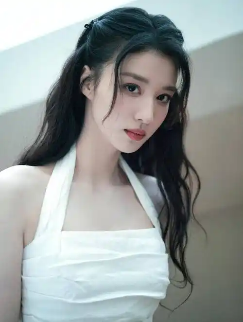 王楚然去巴黎时装周,那么抢眼的黑色皮夹克搭配阔腿牛仔裤,又酷又飒