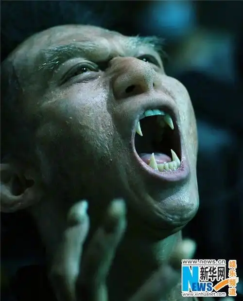 图邓超狼人造型狰狞露獠牙冷血自己打自己