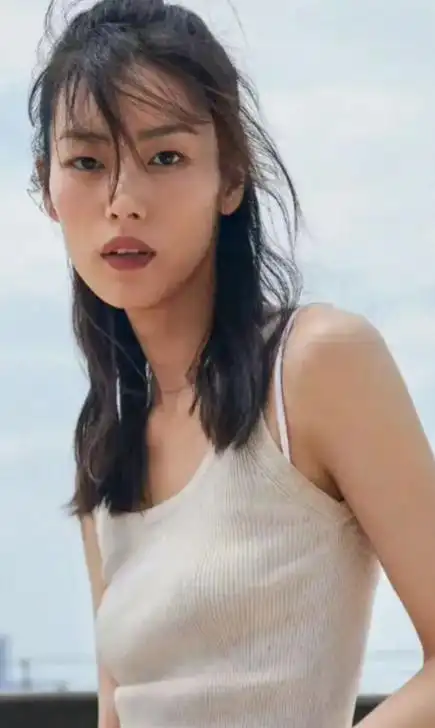 要知道,刘雯身高178cm,体重不足100斤,可以说骨瘦如柴了,今天这件吊带