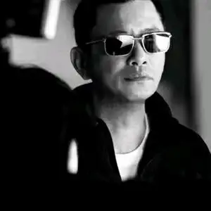 王家卫不戴墨镜头像