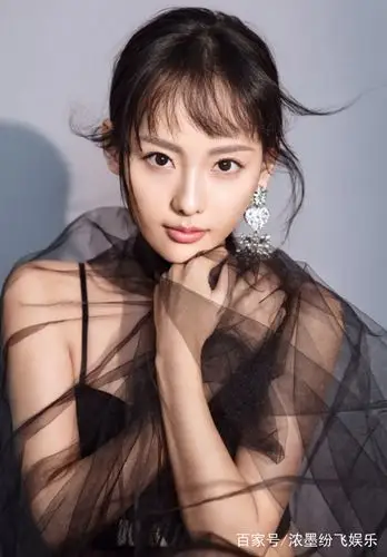 张嘉倪:性感时尚,温婉动人,笑容迷人