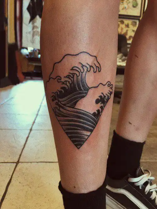 男生小腿上黑色线条素描创意浪花纹身图案作品图案大全和纹身手稿欣赏