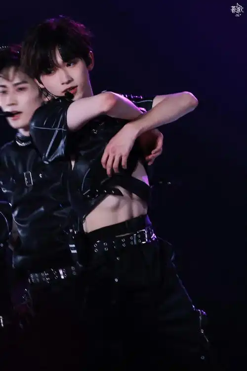 宋亚轩好性感#性感的前提是身材好!