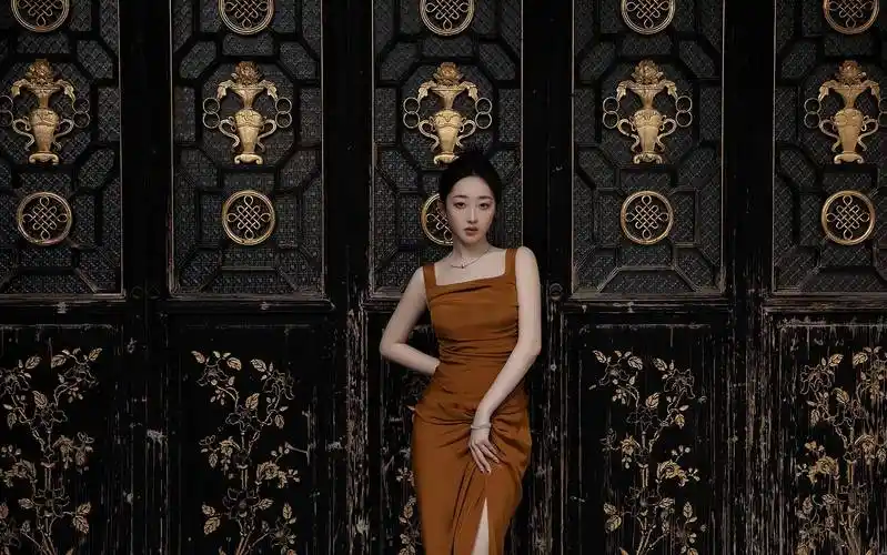 蒋梦婕黄色吊带连衣裙性感写真_美的_高跟鞋_白色