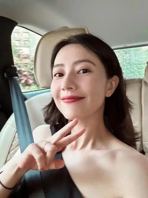 高圆圆换新发型嫩回结婚前!穿一身黑拍照太美了,把大家都惊艳到