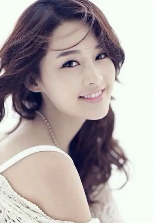 李沁早年日系写真曝光彩色眼线棕色长发获网友好评