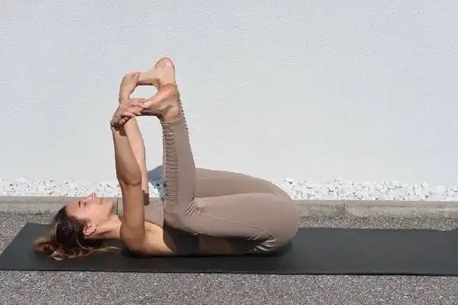 最适合初学的9个简单瑜伽体式_动作_腰背_效果