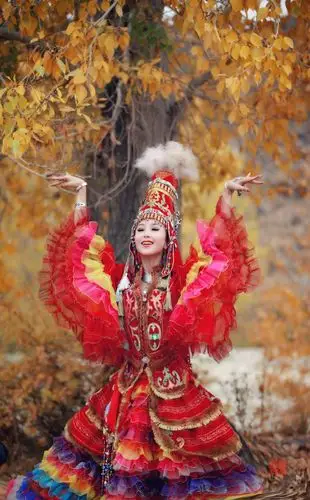 摄影 哈萨克·姑娘        美丽的哈萨克族姑娘木丽德尔,俏丽的让人不