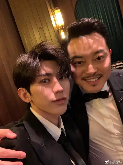 [消息]愉快的春游返图来啦 蔡徐坤微博分享《奔跑吧》录制合照