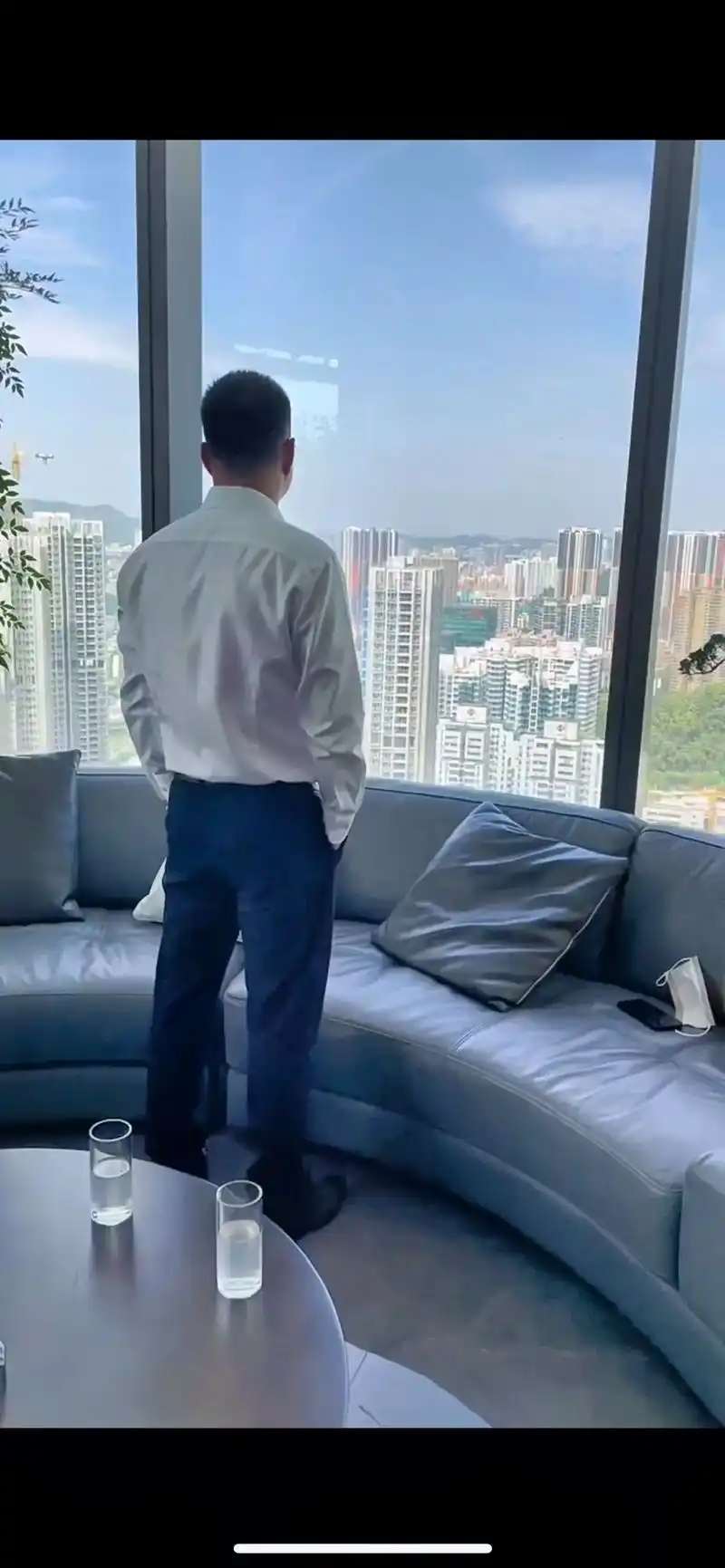 背影既可安天下,何必转身乱芳心.#男人不用太帅像爷们就行 # - 抖音