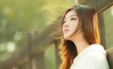 长发女孩侧面,头发在风中飘逸的图片,最好是彩色的.例如