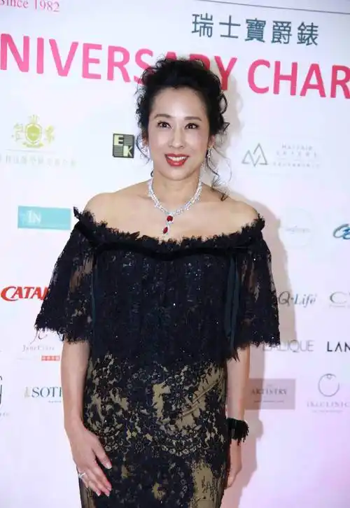 郭晶晶晒照为婆婆庆生,63岁朱玲玲美丽得当,婆媳同框像姐妹