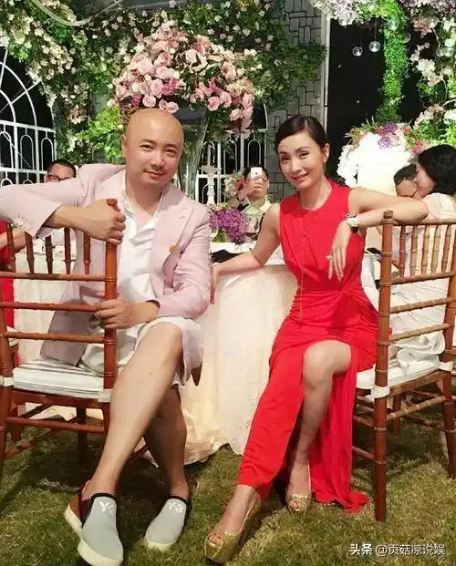 原创48岁陶虹近照曝光着装俗气似大妈买菜结婚数年老公宠爱如初