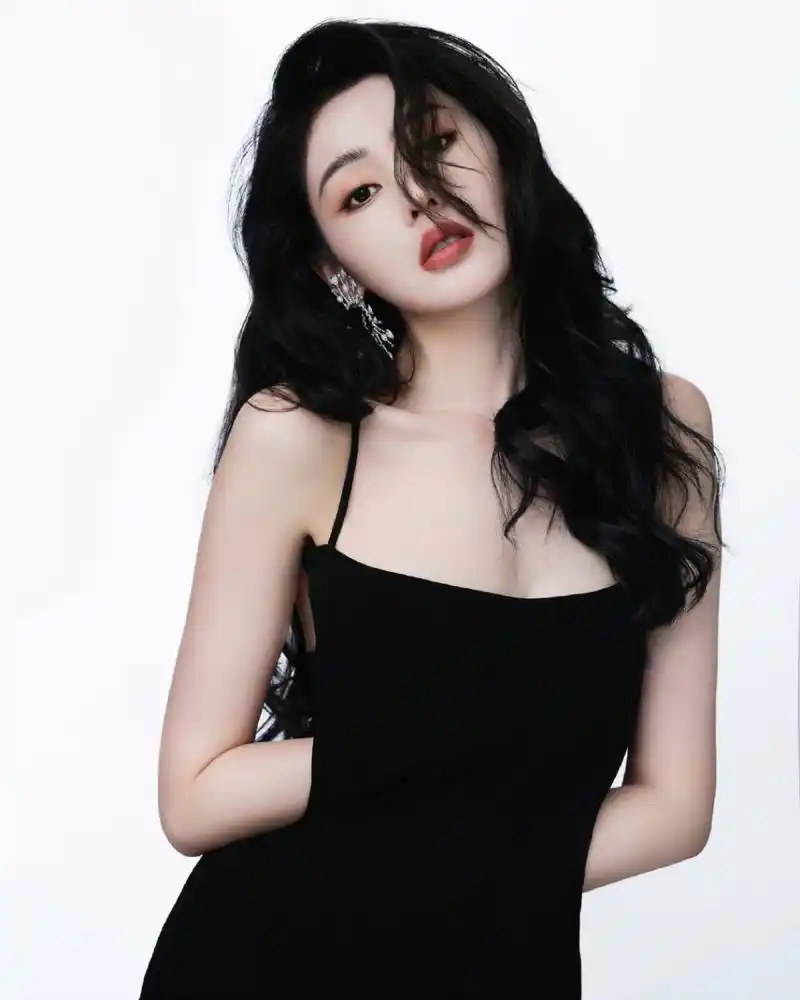 张天爱# 身穿黑色吊带裙,秀丽卷发披肩,明眸皓齿,烈焰红唇,香肩玉背