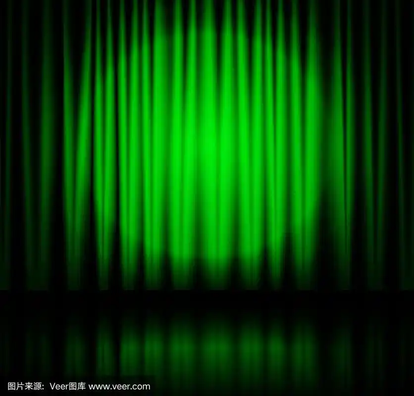 聚光灯照在绿色的舞台幕布上