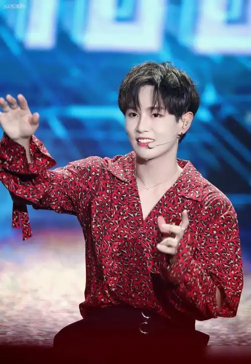 李汶翰的红色专场来咯!|西装|豹纹|皮衣|衬衫|内搭_网易订阅