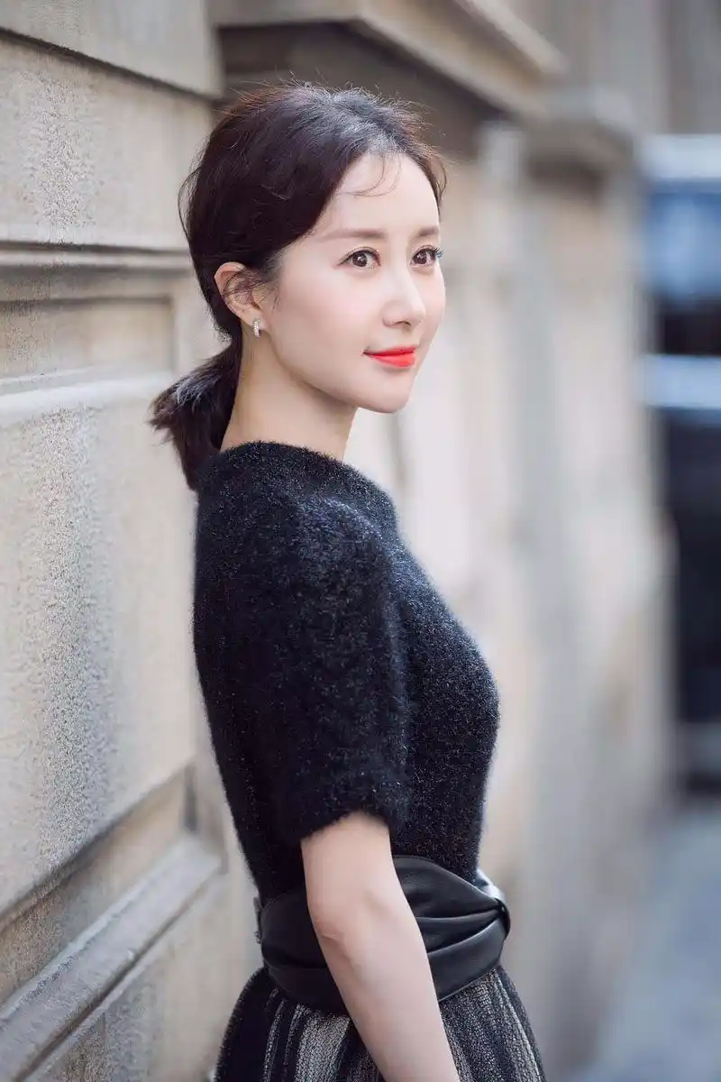 对舒畅在接下去时装周上的表现充满了期待呢!