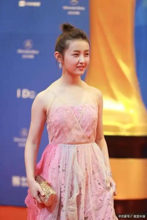 粉色抹胸,对于张子枫这样年纪不大的来说,非常显得可爱