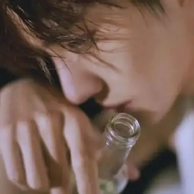 伤感颓废男头真人版图片合集适合堕落忧郁时候的男生头像