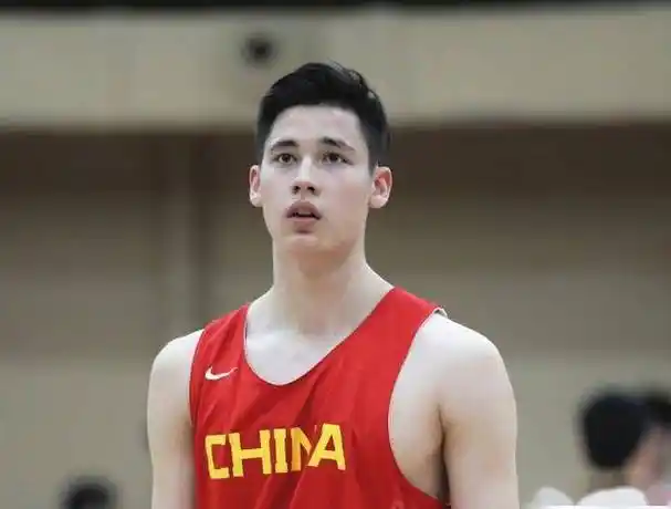 他将是未来男篮最帅的球员!中俄混血跳级入国青,曾穿裆麦迪爆红