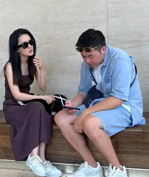 网友卢浮宫偶遇李沁,大赞本人超瘦,同行男子被猜测是男朋友_品牌_漂亮
