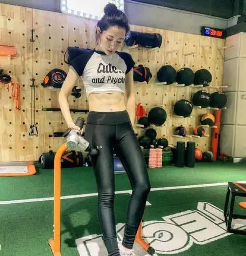 白冰太有活力了穿运动装秀腹肌健美型身材真的太有范了