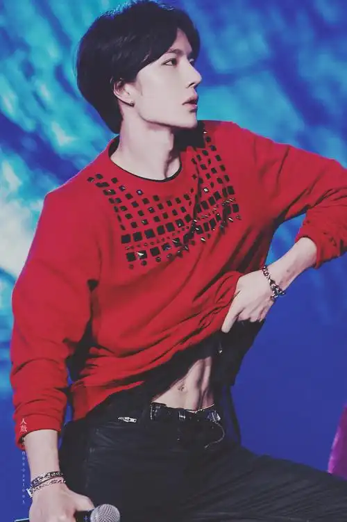 是小宝的腹肌哇,果然年下小狼狗