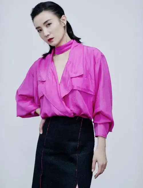 在近期晒出的一组图中,宋佳穿了一件紫色衬衫搭配开叉裙,好有大女人